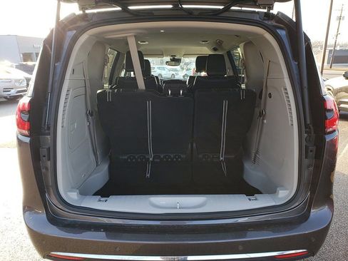 Used 2023 Chrysler Pacifica Touring-L image 15