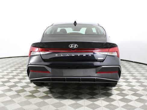 Used 2024 Hyundai Elantra Blue image 32