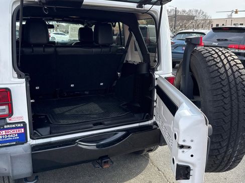Used 2015 Jeep Wrangler Unlimited Sahara image 13
