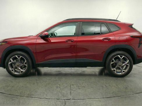 Used 2025 Chevrolet Trax LT w/ LT Convenience Package FWD image 5