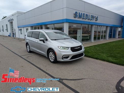 Used 2023 Chrysler Pacifica Touring-L image 1