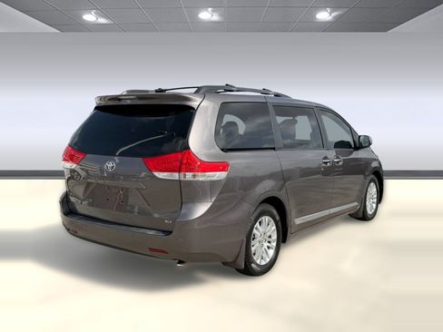 Used 2014 Toyota Sienna XLE FWD image 9