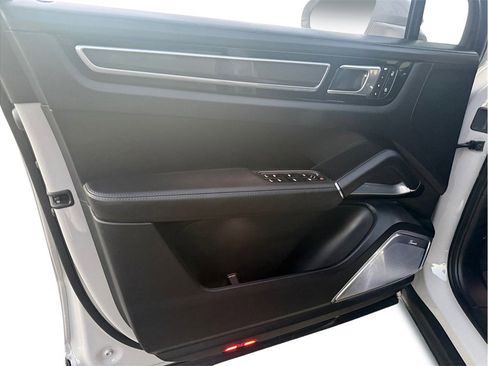 Used 2023 Porsche Cayenne Turbo image 26