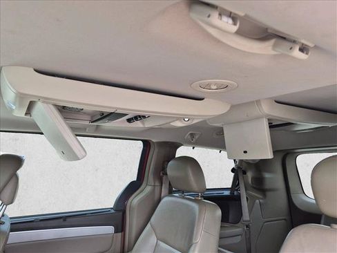 Used 2012 Volkswagen Routan SEL FWD image 13