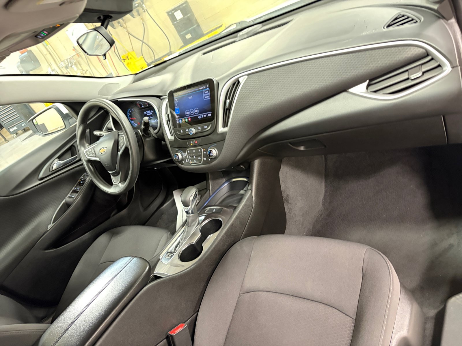 Used 2022 Chevrolet Malibu LT FWD image 34