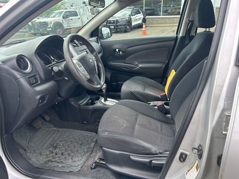 Used 2016 Nissan Versa SV FWD image 5
