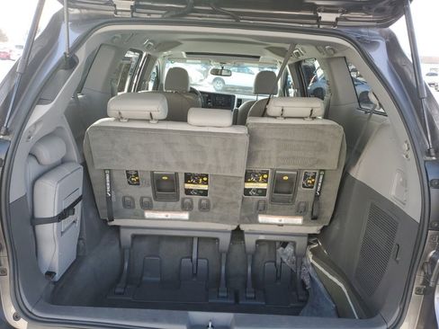 Used 2015 Toyota Sienna XLE image 26