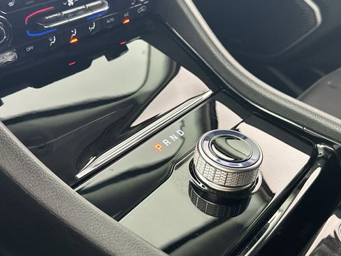 Used 2023 Jeep Grand Cherokee Limited w/ Luxury Tech Group II image 17