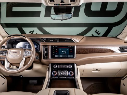 Used 2024 GMC Yukon Denali w/ Advanced Technology Package AWD/4WD image 3