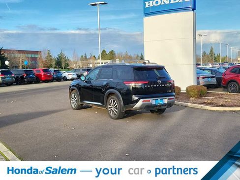 Used 2022 Nissan Pathfinder Platinum w/ Cargo Package image 4