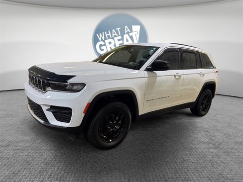 Used 2025 Jeep Grand Cherokee Laredo w/ Luxury Tech Group I image 7