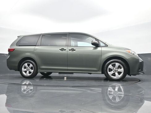 Used 2020 Toyota Sienna L image 22