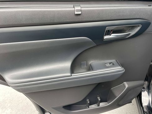 Used 2022 Toyota Highlander XLE FWD image 25