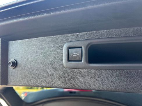 Used 2021 Toyota Highlander LE image 28