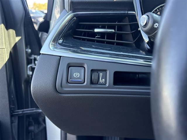 Certified 2024 Cadillac XT5 Premium Luxury w/ LPO, Floor Liner Package AWD/4WD image 18