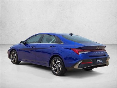 Used 2025 Hyundai Elantra SEL FWD image 8