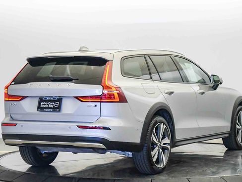 Certified 2025 Volvo V60 B5 Cross Country Plus AWD/4WD image 5