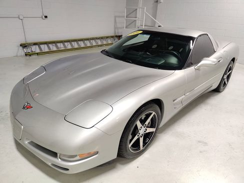 Used 2004 Chevrolet Corvette Coupe w/ Preferred Equipment Group RWD image 19