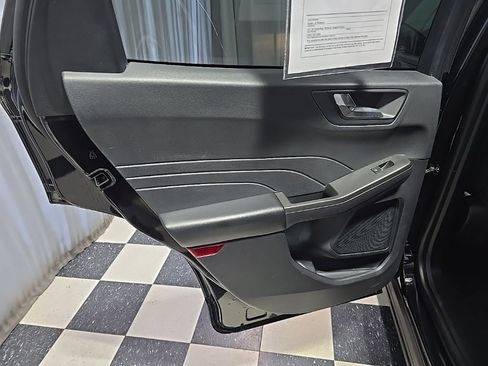 Used 2021 Ford Escape SE w/ SE Sport Appearance Package image 15