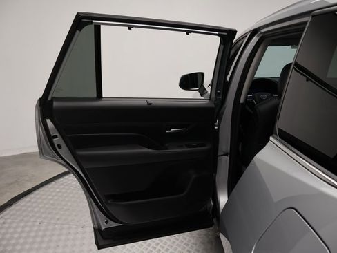 Used 2025 Toyota Grand Highlander XLE FWD image 21