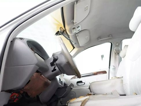 Used 1998 Lincoln Town Car Executive image 2