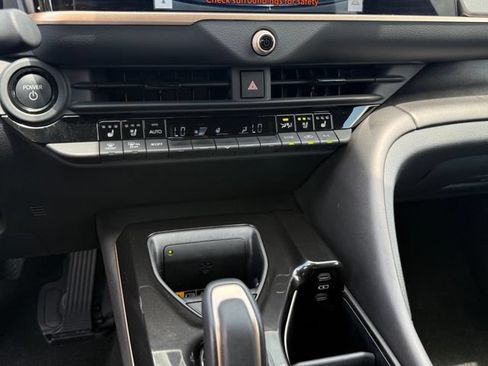 Used 2025 Toyota Crown AWD/4WD image 17
