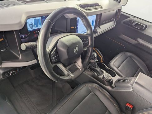 Used 2023 Ford Bronco Badlands image 11