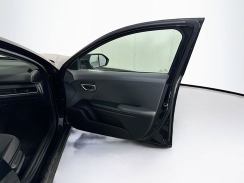 Used 2025 Kia K4 LXS image 32