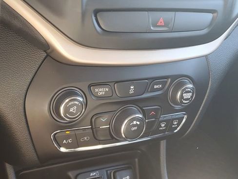 Used 2016 Jeep Cherokee Latitude w/ Cold Weather Group image 19