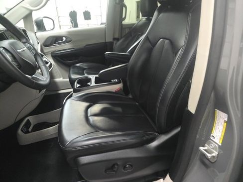 Used 2023 Chrysler Pacifica Touring-L image 13