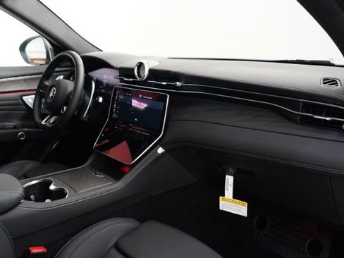 New 2025 Maserati Grecale GT image 16