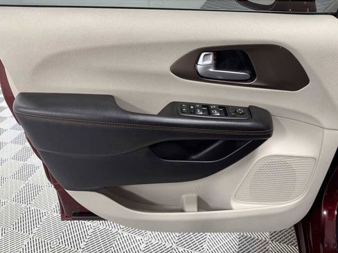 Used 2017 Chrysler Pacifica Touring-L image 9