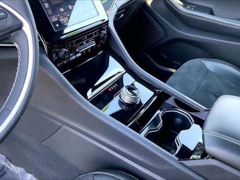 Certified 2023 Jeep Grand Cherokee Altitude image 13