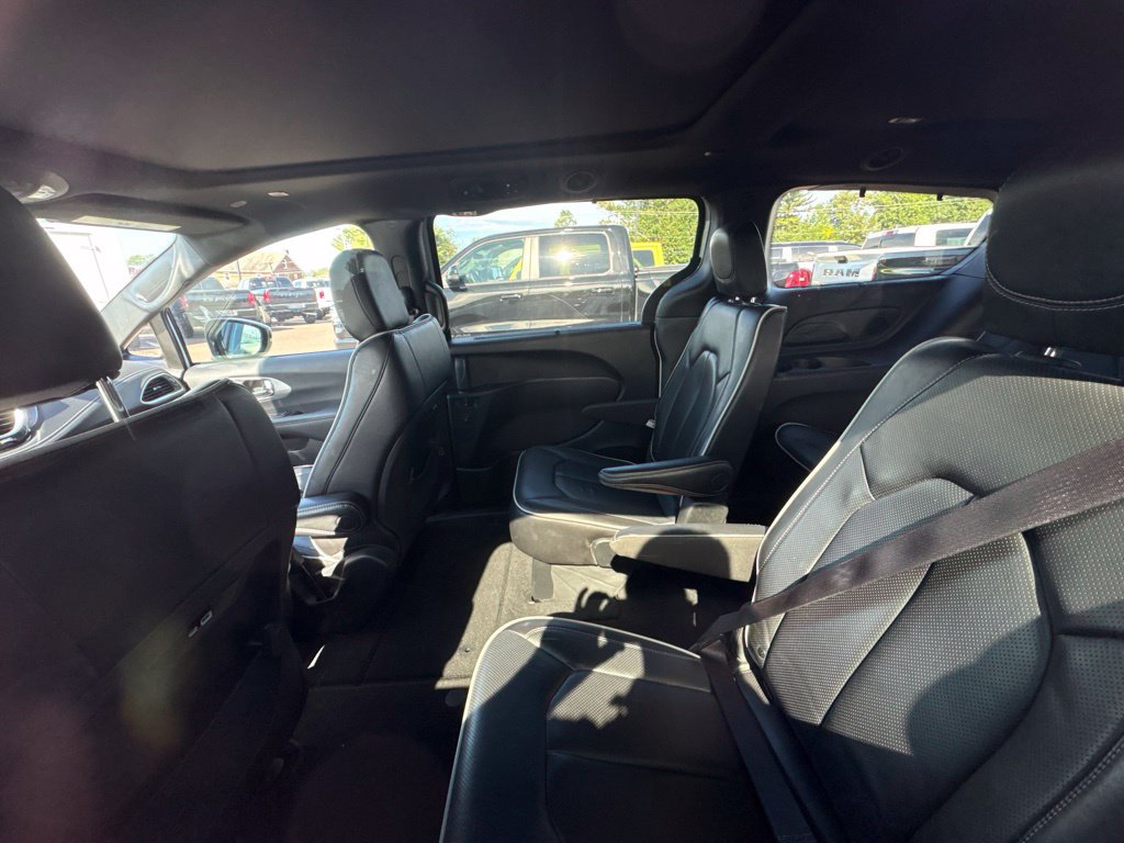 Used 2025 Chrysler Pacifica Limited FWD image 6