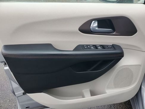 Used 2017 Chrysler Pacifica Touring image 13