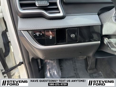 Used 2024 Kia Sportage LX image 17