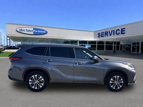 Used 2021 Toyota Highlander XLE FWD image 9
