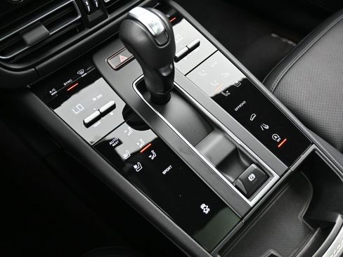 Certified 2025 Porsche Macan image 22