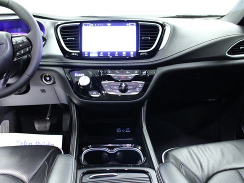 Used 2025 Chrysler Pacifica Limited image 19
