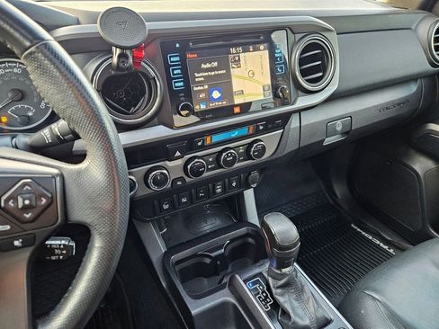 Used 2017 Toyota Tacoma TRD Off-Road image 21