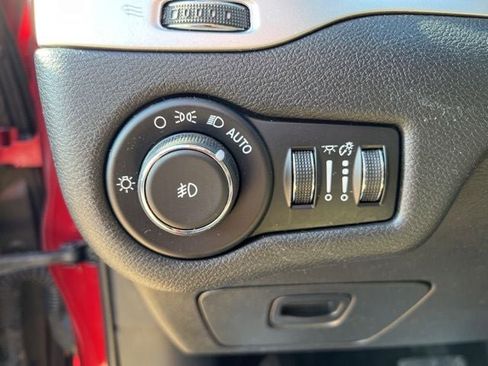 Used 2016 Jeep Cherokee Limited FWD image 18