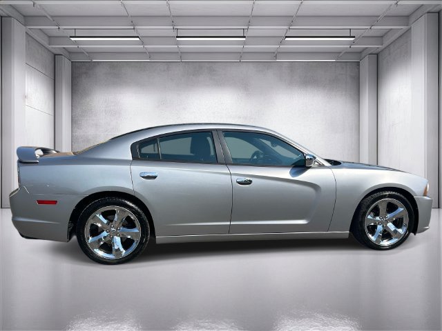 Used 2013 Dodge Charger SXT RWD image 2