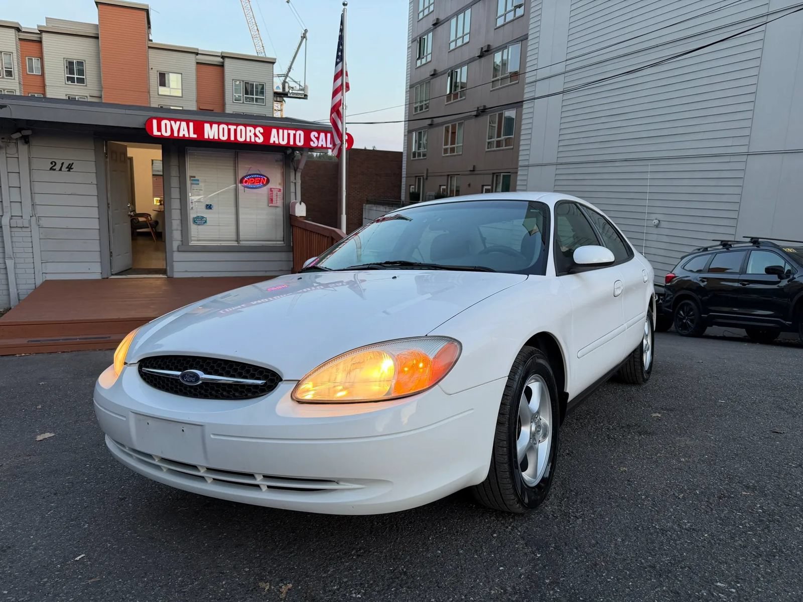Used 2001 Ford Taurus SES FWD image 2