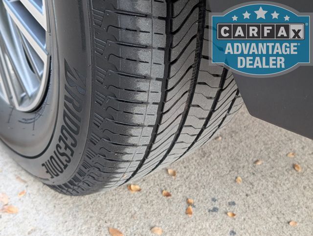 Used 2026 Chevrolet Traverse LT FWD image 4