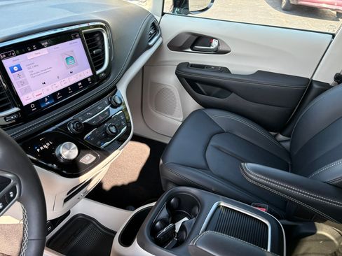 Used 2024 Chrysler Pacifica Touring-L FWD image 4