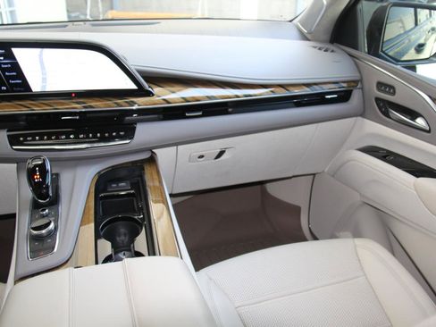 Used 2023 Cadillac Escalade ESV Sport Platinum AWD/4WD image 16
