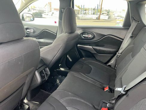 Used 2019 Jeep Cherokee Latitude w/ Popular Appearance Group AWD/4WD image 8