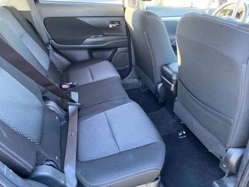 Used 2018 Mitsubishi Outlander ES image 17