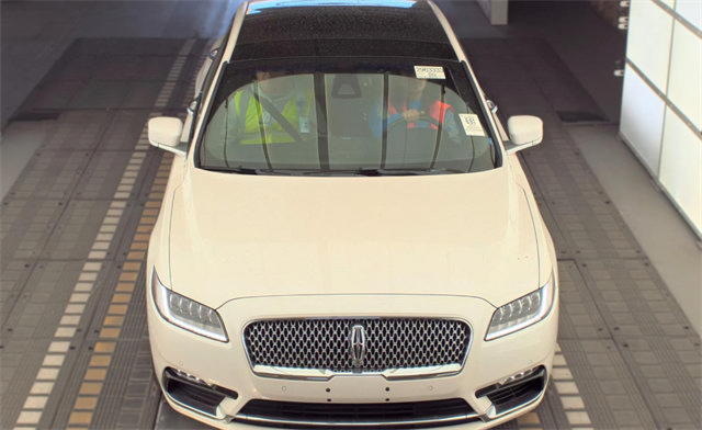Used 2017 Lincoln Continental Reserve w/ Luxury Package AWD/4WD image 2