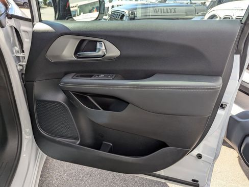 New 2025 Chrysler Pacifica Select image 34
